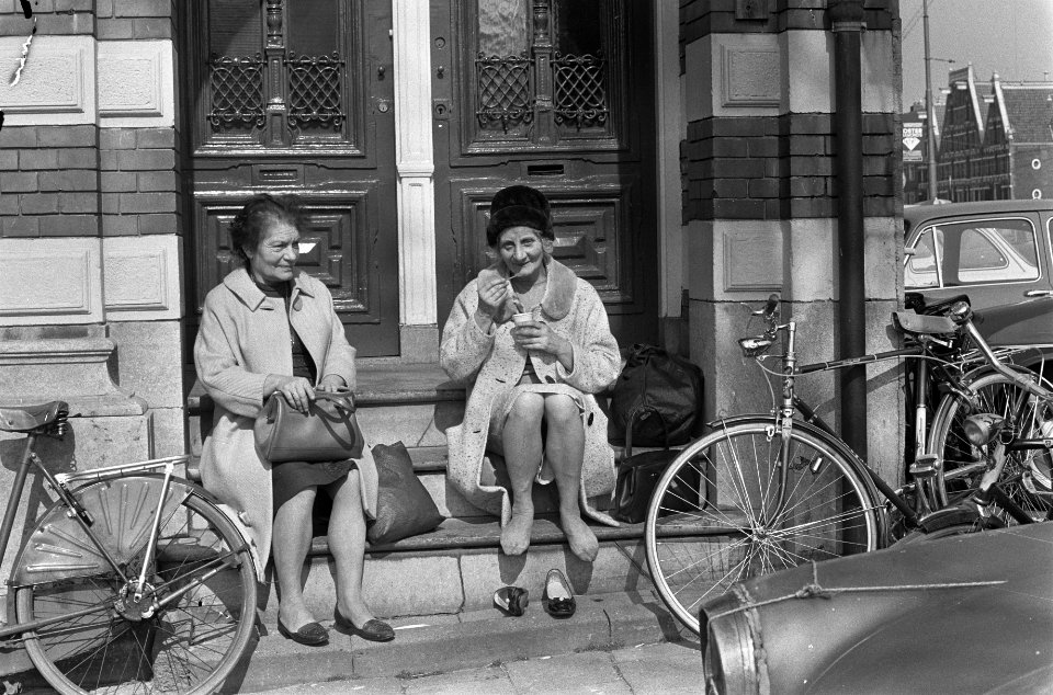 Voorjaar in de stad twee vrouwen eten ijs op stoep, Bestanddeelnr 922-2717