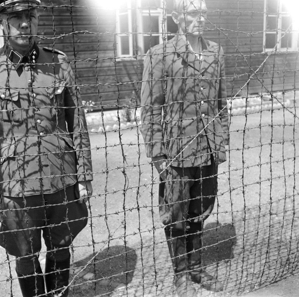 Voormalige SS-kampbewaker B.J. Westerveld (rechts) en kampcommandant K.P. Berg, Bestanddeelnr 900-4833