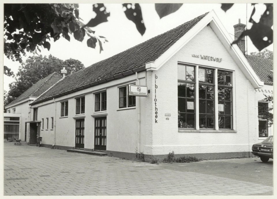 Voormalige school De Waterwolf in gebruik als bibliotheek. Baarsjesweg 1, NL-HlmNHA 54013883