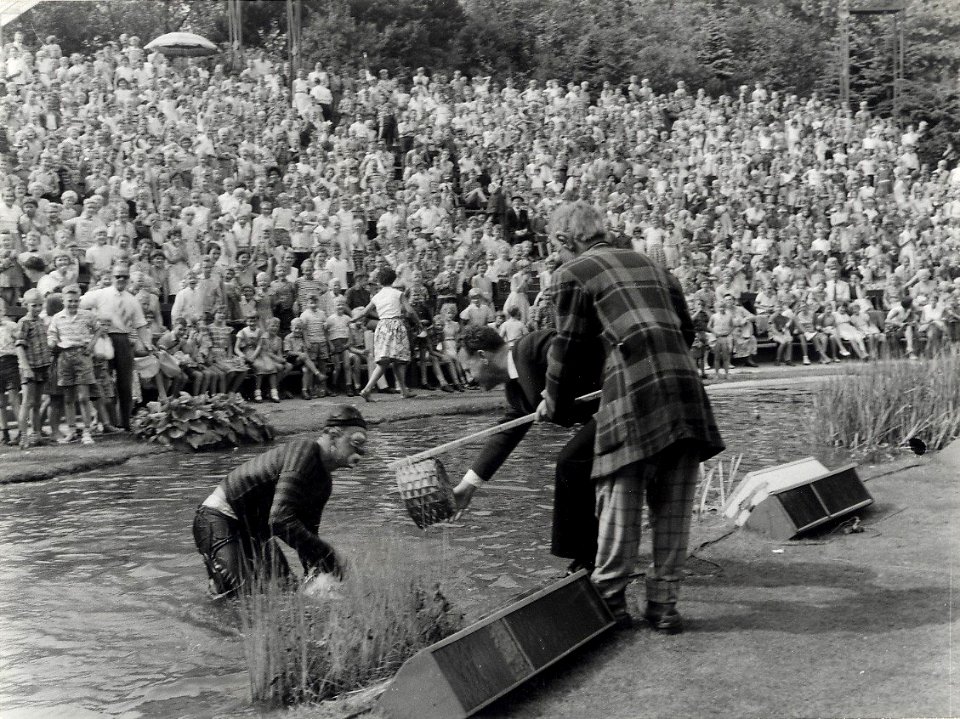 Voorstelling van de Kame's, rechts Herman Kortekaas en links Gerard van Essen, voor de katholieke vereniging Voor het gezin. Aangekocht van fotograaf C. de Boer. Identificatienummer 54-004508