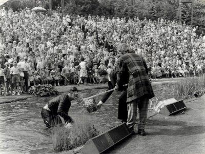 Voorstelling van de Kame's, rechts Herman Kortekaas en links Gerard van Essen, voor de katholieke vereniging Voor het gezin. Aangekocht van fotograaf C. de Boer. Identificatienummer 54-004508