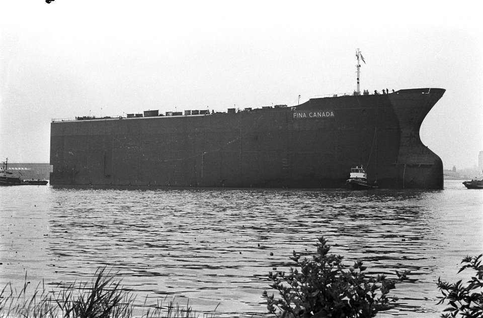 Voorschip van 230.000 ton mammoettanker Fina Canada te water gelaten bij NDSM,, Bestanddeelnr 924-6997