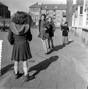 Voorjaar in Amsterdam. Spelende meisjes, Bestanddeelnr 905-5932
