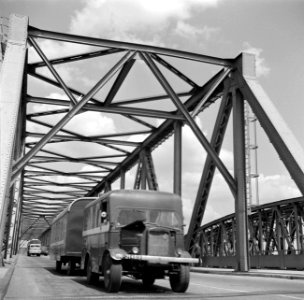 Vrachtwagen op de Waalbrug bij Zaltbommel, Bestanddeelnr 252-0137