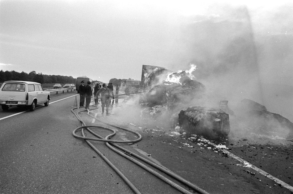 Vrachtwagen met katoen in brand op weg Arnhem Utrecht, Bestanddeelnr 925-0605