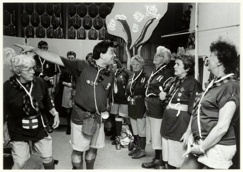 Voorstelling De Gidsen in de Toneelschuur in december 1997. NL-HlmNHA 5437070