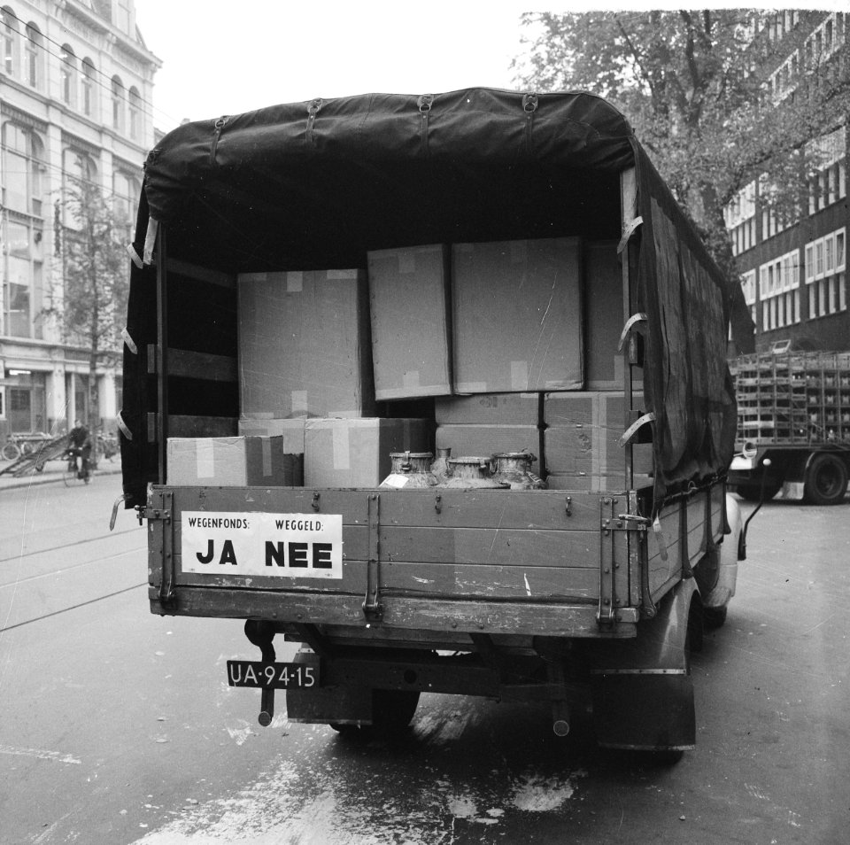 Vrachtwagen met geel papier waar op staat Wegenfonds ja Weggeld nee, Bestanddeelnr 917-0341