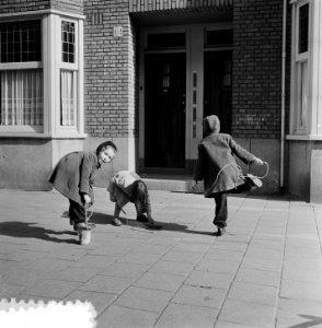 Voorjaar in Amsterdam. Spelende meisjes, Bestanddeelnr 905-5931