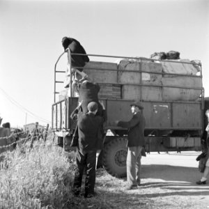 Vrachtwagen met bagage van emigranten (oliem) in het doorgangskamp St Lucas b…, Bestanddeelnr 255-1159