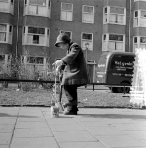 Voorjaar in Amsterdam. Kinderen lopen op bussen, Bestanddeelnr 905-5934