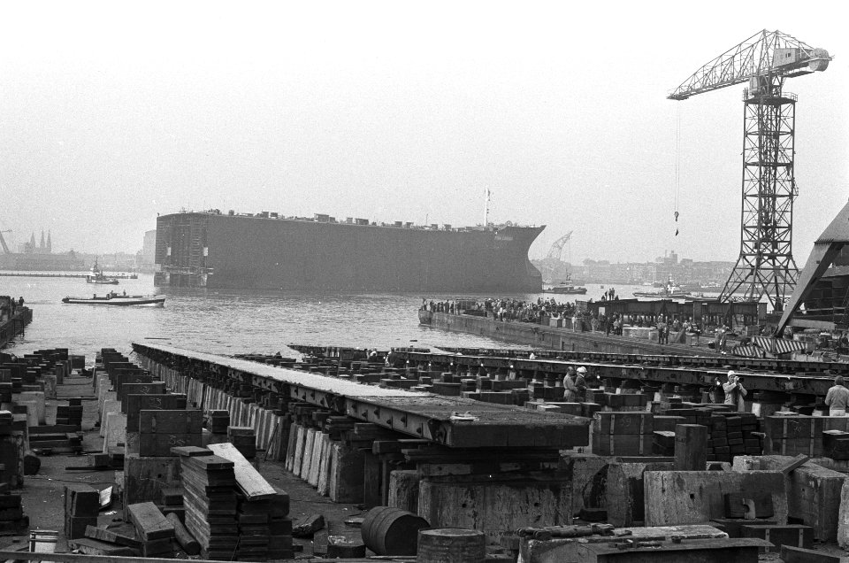 Voorschip van 230.000 ton mammoettanker Fina Canada te water gelaten bij NDSM,, Bestanddeelnr 924-6995