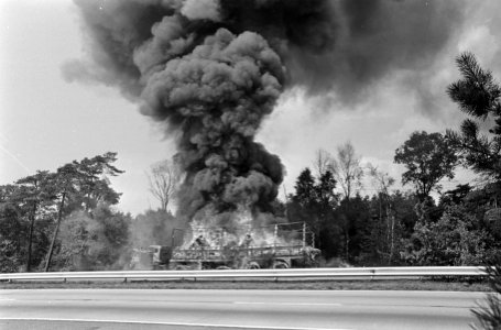 Vrachtwagen met vloerbedekking in brand op weg Utrecht- Amsterdam, Bestanddeelnr 920-5352