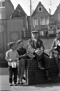Voorjaar in de stad opa met kinderen, Bestanddeelnr 922-2716