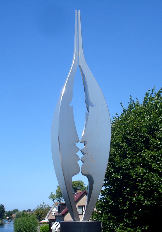 Voorhout kunstwerk de kus