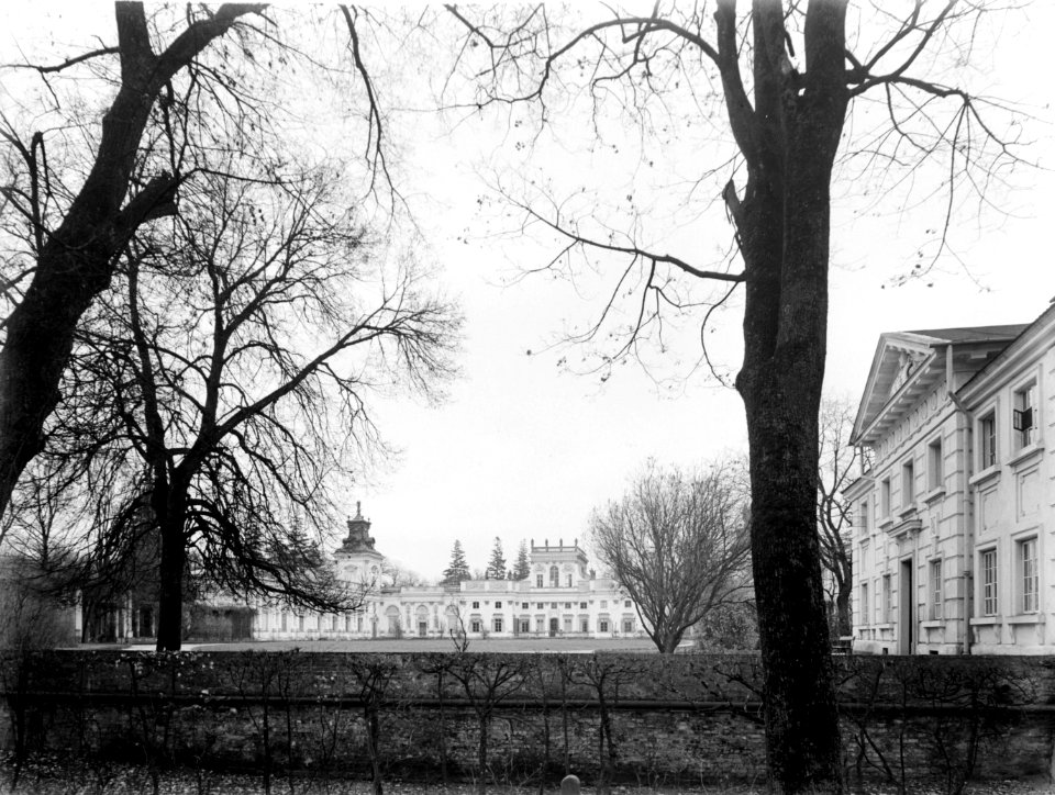 Voorplein (cour d'honeur) van het paleis Wilanow bij Warschau, Bestanddeelnr 190-0598 photo