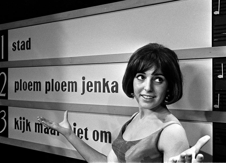 Voorronde finale Nationaal Songfestival 1965, Trea Dobbs voor bord met namen van, Bestanddeelnr 917-4101