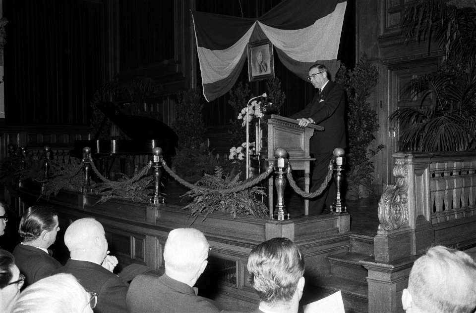 Voormalig verzet herdenkt prinses Wilhelmina , Mr G van Hall aan het woord, Bestanddeelnr 914-5837
