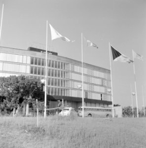 Voorgevel van het Avia-hotel met vlaggen en auto's ervoor, Bestanddeelnr 255-3086