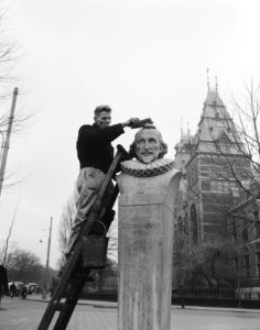 Voorjaar in Amsterdam beeld P C Hooft in schoonmaak, Bestanddeelnr 907-6504