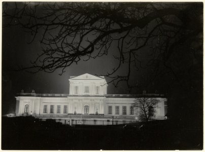 Voorgevel van Paviljoen Welgelegen in floodlight. NL-HlmNHA 54004658