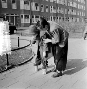 Voorjaar in Amsterdam. Kinderen lopen op bussen, Bestanddeelnr 905-5933