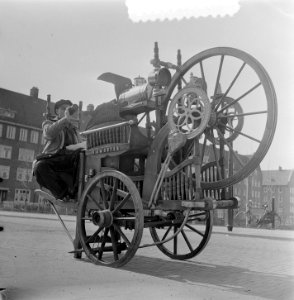 Voorjaar in Amsterdam. Lunchtijd van de scharensliep, Bestanddeelnr 905-5927