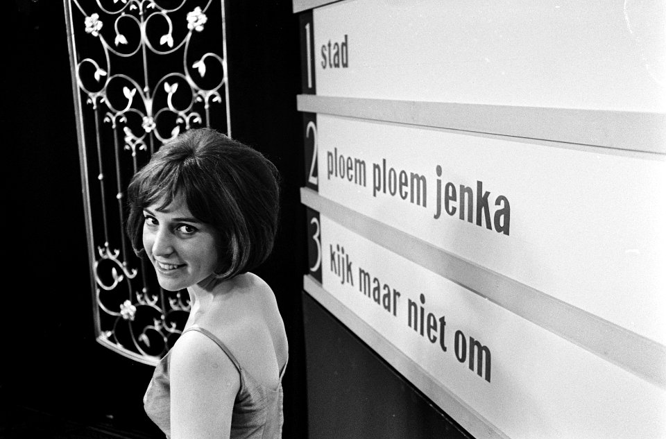 Voorronde finale Nationaal Songfestival 1965, Trea Dobbs voor bord met namen van, Bestanddeelnr 917-4099