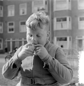 Voorjaar in Amsterdam. Lunchtijd van jongetje, Bestanddeelnr 905-5929