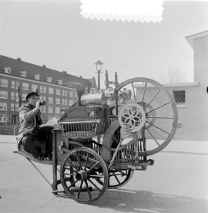 Voorjaar in Amsterdam. Lunchtijd van de scharensliep, Bestanddeelnr 905-5926
