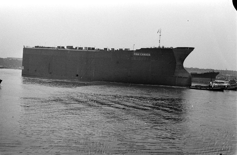 Voorschip van 230.000 ton mammoettanker Fina Canada te water gelaten bij NDSM,, Bestanddeelnr 934-6571