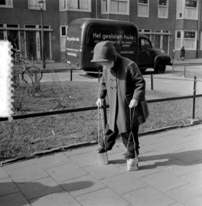 Voorjaar in Amsterdam. Kinderen lopen op bussen, Bestanddeelnr 905-5935