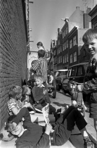 Voorjaar in de stad opa voor koffiehuis, Bestanddeelnr 922-2718