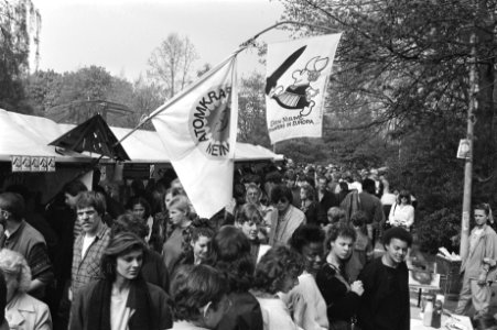 Vondelpark op Bevrijdingsdag omgedoopt tot Vredespark grote drukte, Bestanddeelnr 932-9590