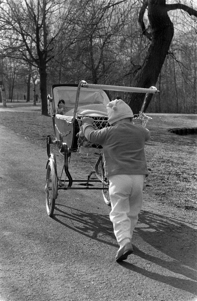 Voorjaar in het Vondelpark, kind achter kinderwagen, Bestanddeelnr 911-0498