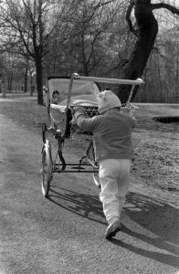 Voorjaar in het Vondelpark, kind achter kinderwagen, Bestanddeelnr 911-0498