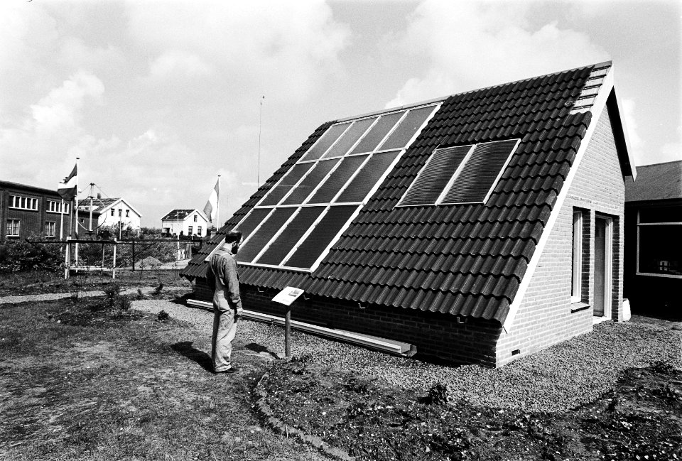 Voorlichtingscentrum Stichting Energie Anders te Hoek van Holland huis met zon, Bestanddeelnr 930-8966