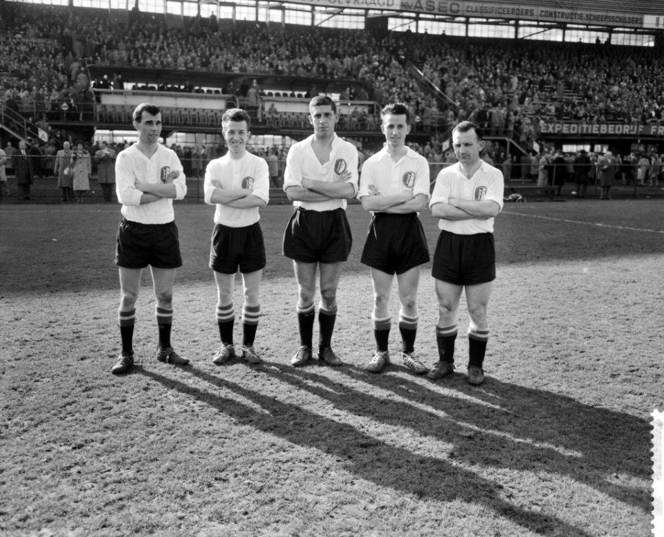 Voorhoede van Feyenoord, vlnr Moulijn, Meijers, Van der Gijp, Schouten en Ri, Bestanddeelnr 911-0958