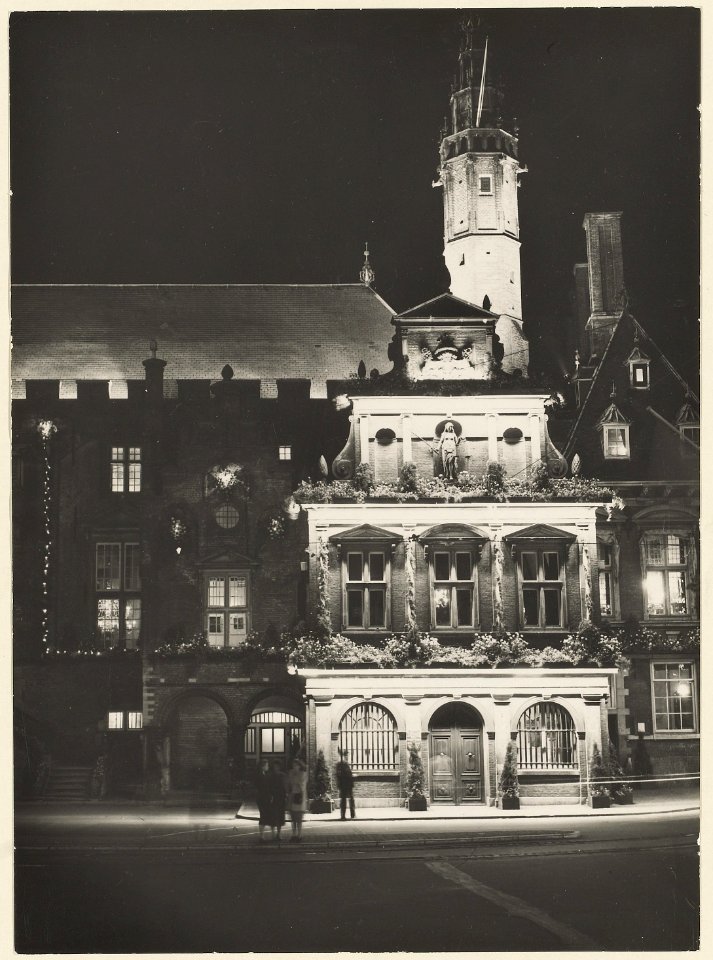 Voorgevel van het Stadhuis, verlicht tijdens de Kroningsweek in september 1948. NL-HlmNHA 54001051