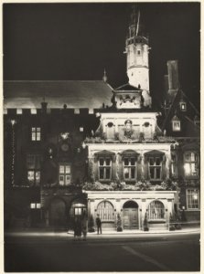 Voorgevel van het Stadhuis, verlicht tijdens de Kroningsweek in september 1948. NL-HlmNHA 54001051