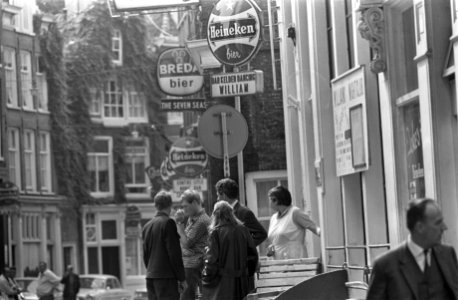 Voor het cafe John's Place bespreekt de buurt de schietpartij, Bestanddeelnr 921-5852