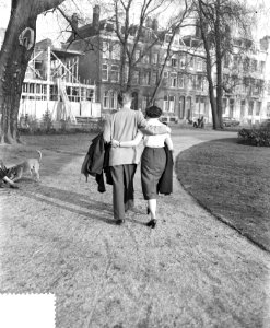 Voorjaar in Amsterdam (paartje op Frederiksplein), Bestanddeelnr 906-3304