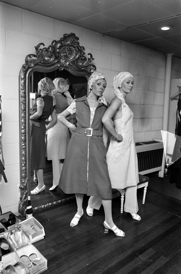 Voorjaar- en zomermode 1970 van couturier Edgar Vos (Amsterdam). Midi-japon en t, Bestanddeelnr 923-3214