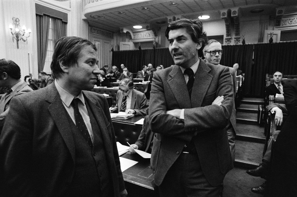Vooraan v.l.n.r. Marcel van Dam in gesprek met Ruud Lubbers, Bestanddeelnr 931-2755