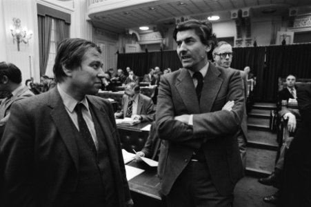 Vooraan v.l.n.r. Marcel van Dam in gesprek met Ruud Lubbers, Bestanddeelnr 931-2755