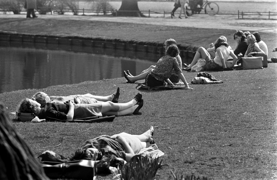 Voorjaar. Mensen genieten van de middagpauze in het Vondelpark, Bestanddeelnr 921-2021