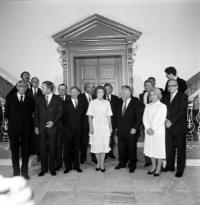 Voorste rij v.l.n.r. Max van der Stoel, Jan Terlouw, Dries van Agt, koningin Bea, Bestanddeelnr 931-6740