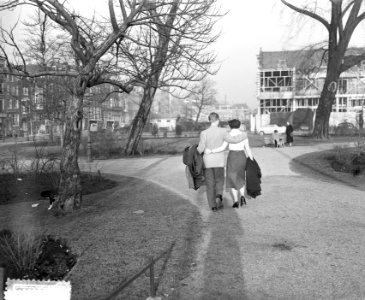 Voorjaar in Amsterdam (paartje op Frederiksplein), Bestanddeelnr 906-3306