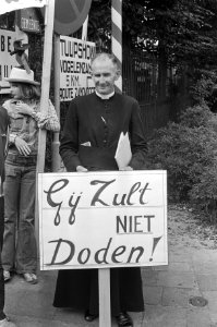 Voor- en tegenstanders van abortus demonstreren voor het Bea-huis (Bloemenhovekl, Bestanddeelnr 927-3588