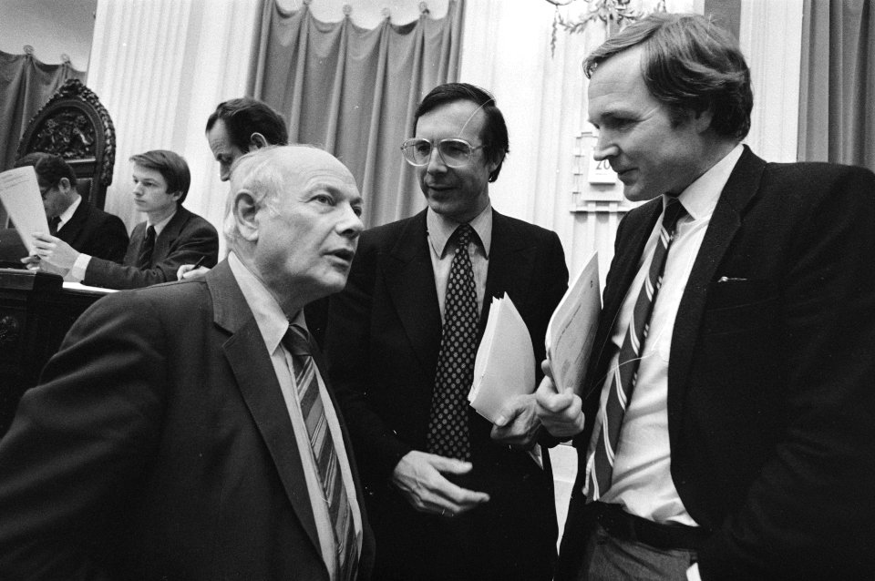 Vooraan v.l.n.r. Joop den Uyl in gesprek met Laurens Jan Brinkhorst en Jan Terlo, Bestanddeelnr 931-2752