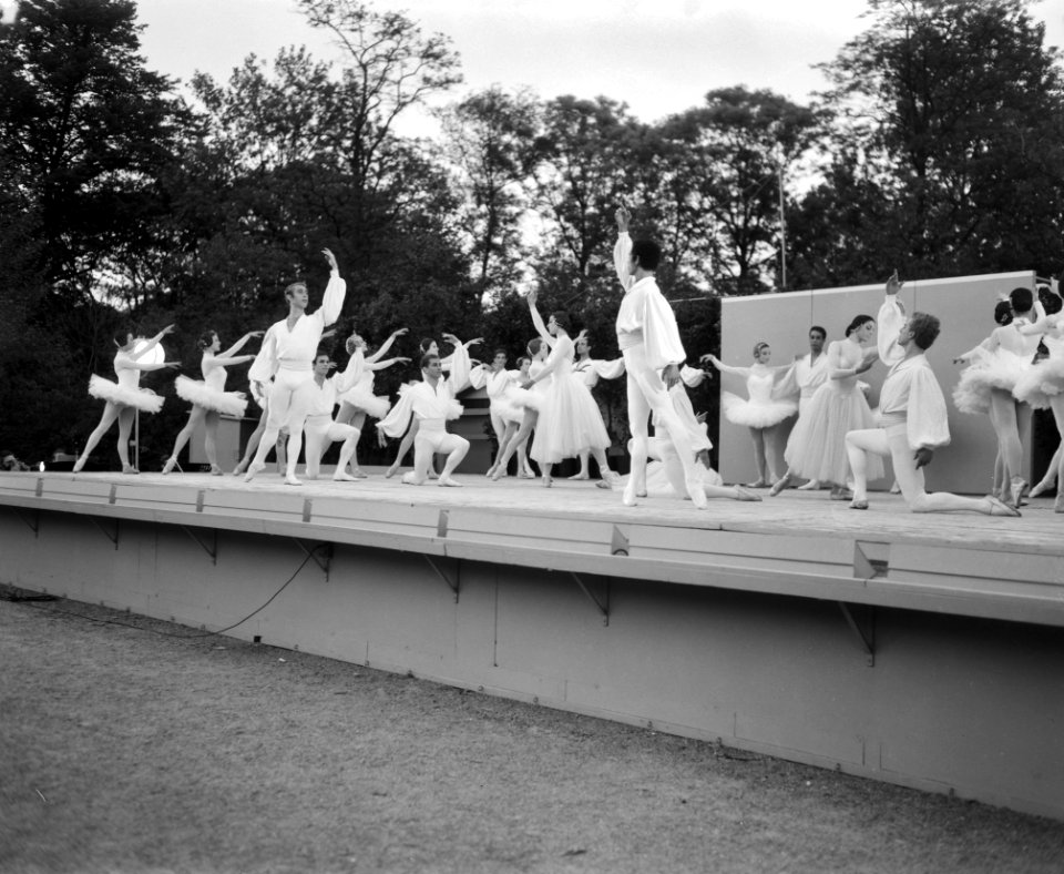 Vondelparkfeesten 1963 geopend met een voorstelling van Het Nationale Ballet o, Bestanddeelnr 915-2216